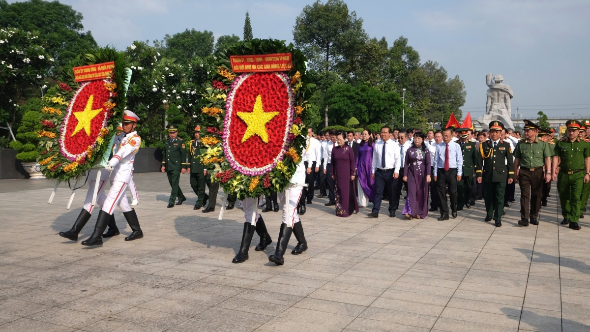 Đoàn đại biểu TP.HCM dâng hương, dâng hoa các Anh hùng Liệt sỹ