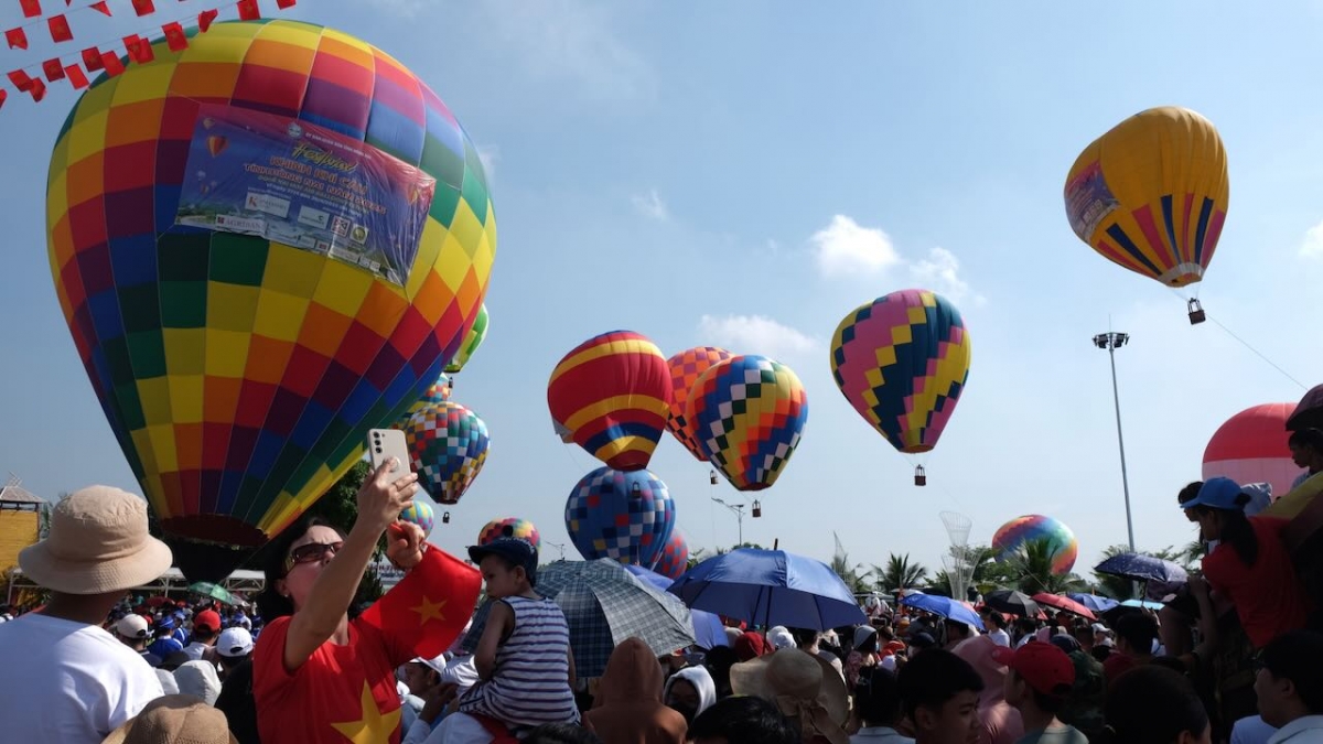Người dân háo hức tham dự Festival Khinh khí cầu lớn nhất Đồng Nai