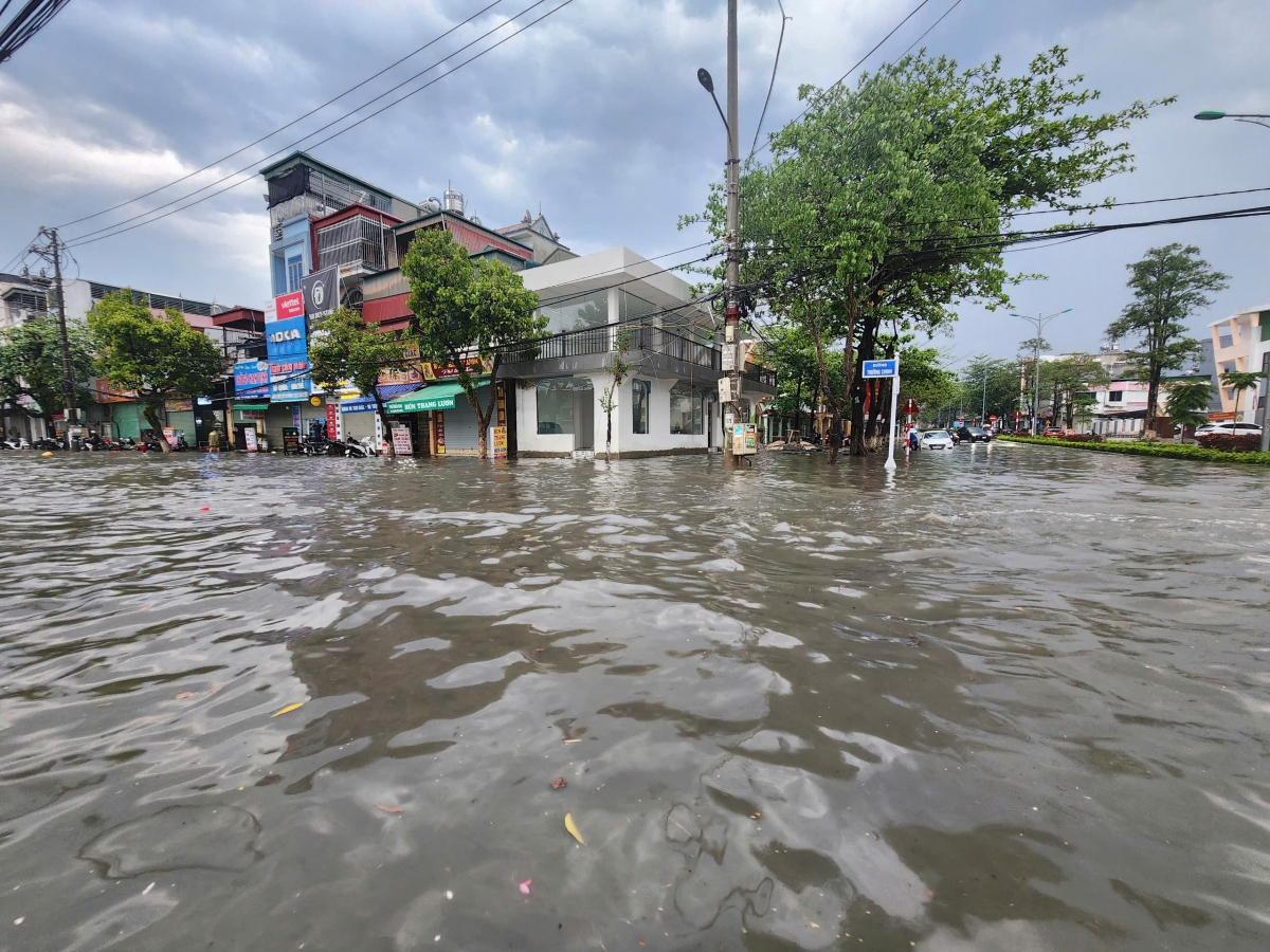 Mưa lớn gây ngập úng nhiều tuyến đường tại Điện Biên