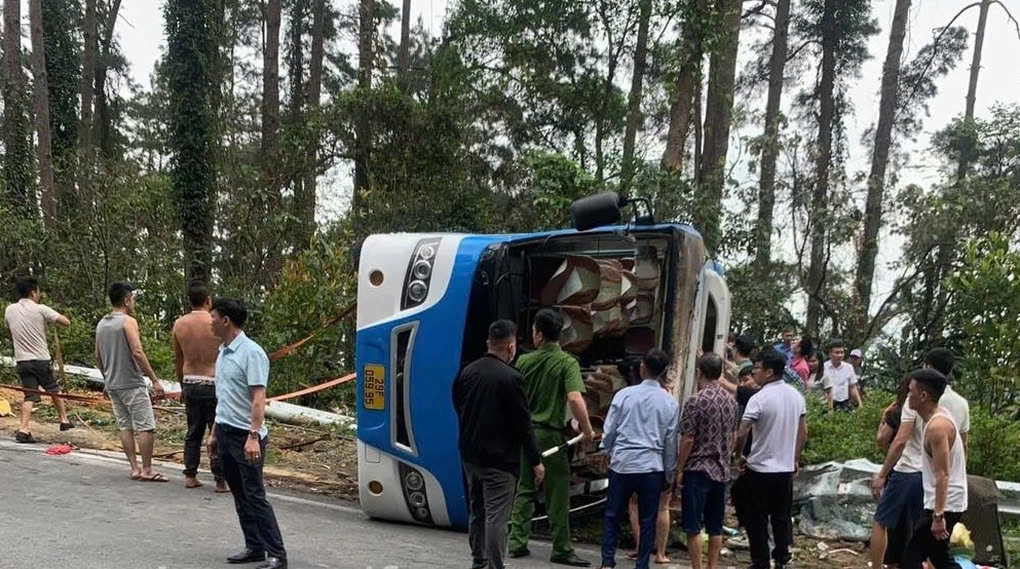 Lật ô tô khách tại Km19+500 trên đèo lên Tam Đảo