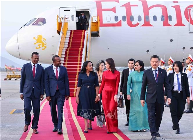 thủ tướng ethiopia abiy ahmed ali và phu nhân đến hà nội, bắt đầu thăm chính thức việt nam hình ảnh 3 thu tuong ethiopia abiy ahmed ali va phu nhan den ha noi, bat dau tham chinh thuc viet nam hinh anh 3