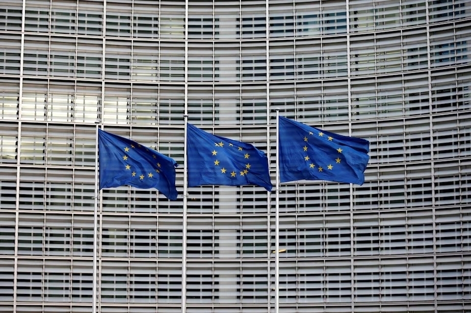 EU tạm dừng biện pháp trả đũa thuế quan đối với Mỹ
