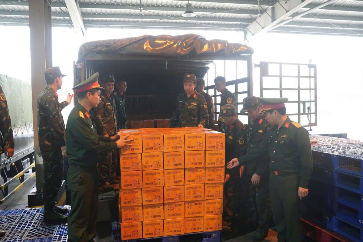vietnam airlines vận chuyển gần 30 tấn hàng cứu trợ đến myanmar hình ảnh 6 vietnam airlines van chuyen gan 30 tan hang cuu tro den myanmar hinh anh 6