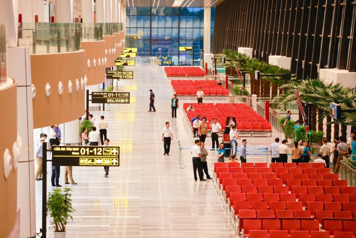 những hành khách của vietnam airlines xông đất t3 tân sơn nhất hình ảnh 2 nhung hanh khach cua vietnam airlines xong dat t3 tan son nhat hinh anh 2