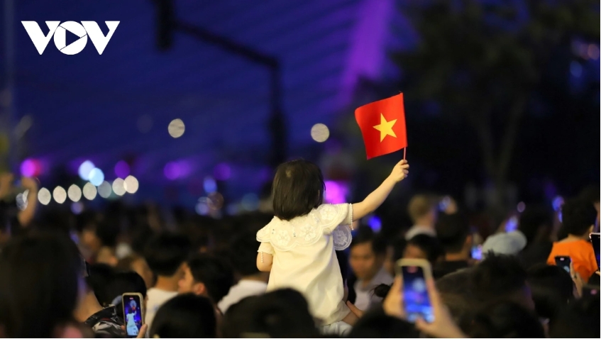 spectacular fireworks light up hcm city sky for reunification anniversary picture 1 spectacular fireworks light up hcm city sky for reunification anniversary picture 1