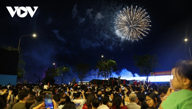 spectacular fireworks light up hcm city sky for reunification anniversary picture 10 spectacular fireworks light up hcm city sky for reunification anniversary picture 10