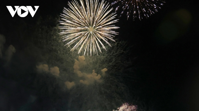 spectacular fireworks light up hcm city sky for reunification anniversary picture 11