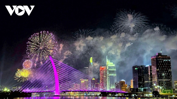 spectacular fireworks light up hcm city sky for reunification anniversary picture 12 spectacular fireworks light up hcm city sky for reunification anniversary picture 12