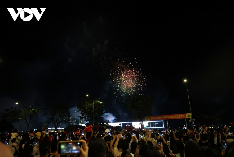 spectacular fireworks light up hcm city sky for reunification anniversary picture 2 spectacular fireworks light up hcm city sky for reunification anniversary picture 2