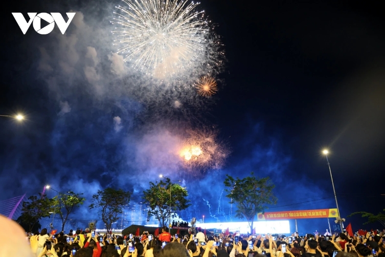spectacular fireworks light up hcm city sky for reunification anniversary picture 3 spectacular fireworks light up hcm city sky for reunification anniversary picture 3