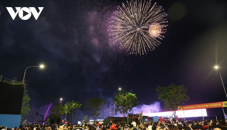 spectacular fireworks light up hcm city sky for reunification anniversary picture 4 spectacular fireworks light up hcm city sky for reunification anniversary picture 4