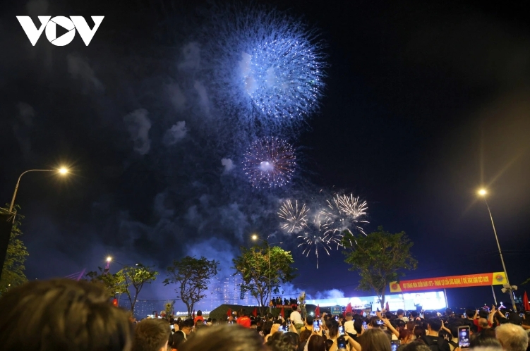 spectacular fireworks light up hcm city sky for reunification anniversary picture 5 spectacular fireworks light up hcm city sky for reunification anniversary picture 5