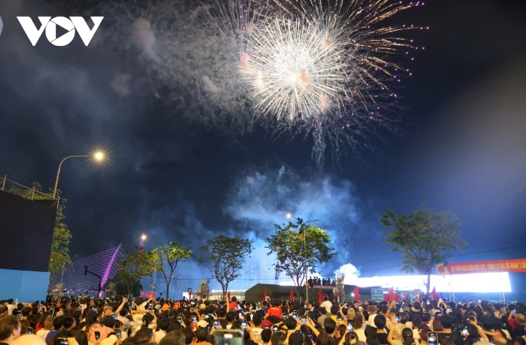 spectacular fireworks light up hcm city sky for reunification anniversary picture 6 spectacular fireworks light up hcm city sky for reunification anniversary picture 6