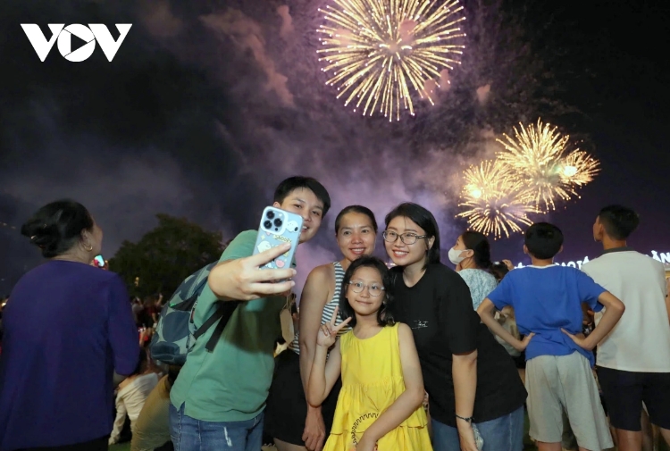 Spectacular fireworks light up HCM City sky for reunification anniversary