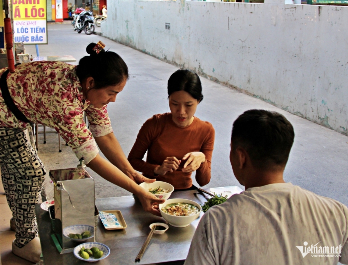 HCM City’s fish noodle soup draws praise from famous chef Martin Yan
