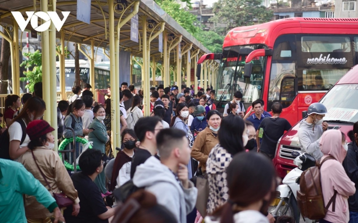 bus stations in hanoi busy as thousands return home for five-day holiday picture 1 bus stations in hanoi busy as thousands return home for five-day holiday picture 1