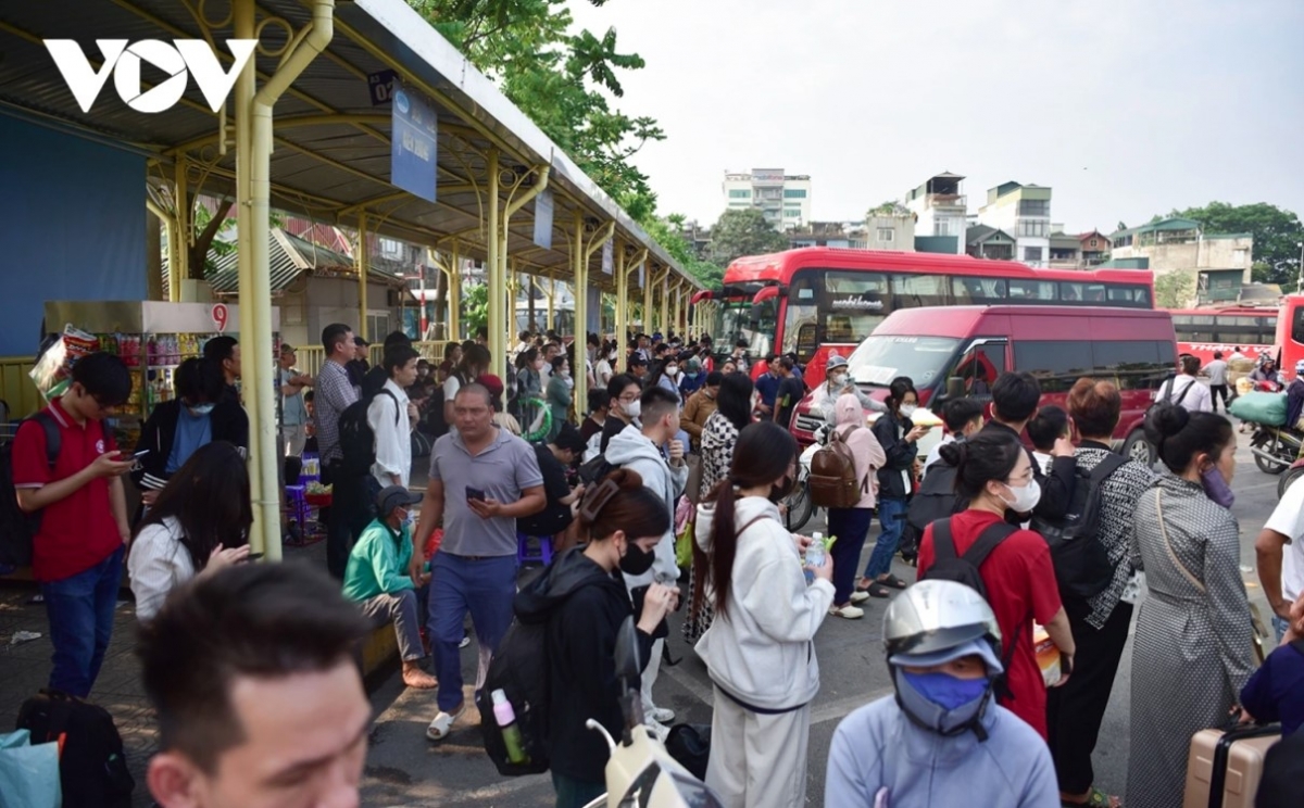 bus stations in hanoi busy as thousands return home for five-day holiday picture 10 bus stations in hanoi busy as thousands return home for five-day holiday picture 10