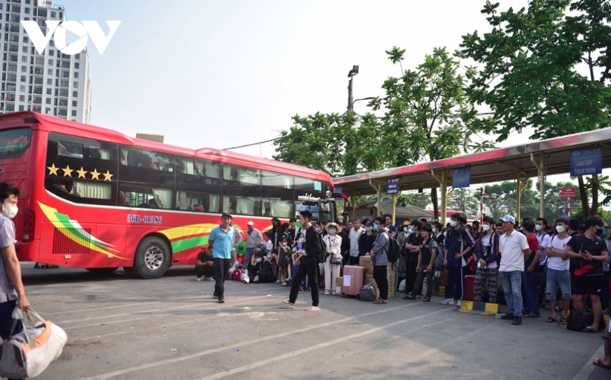 bus stations in hanoi busy as thousands return home for five-day holiday picture 11 bus stations in hanoi busy as thousands return home for five-day holiday picture 11
