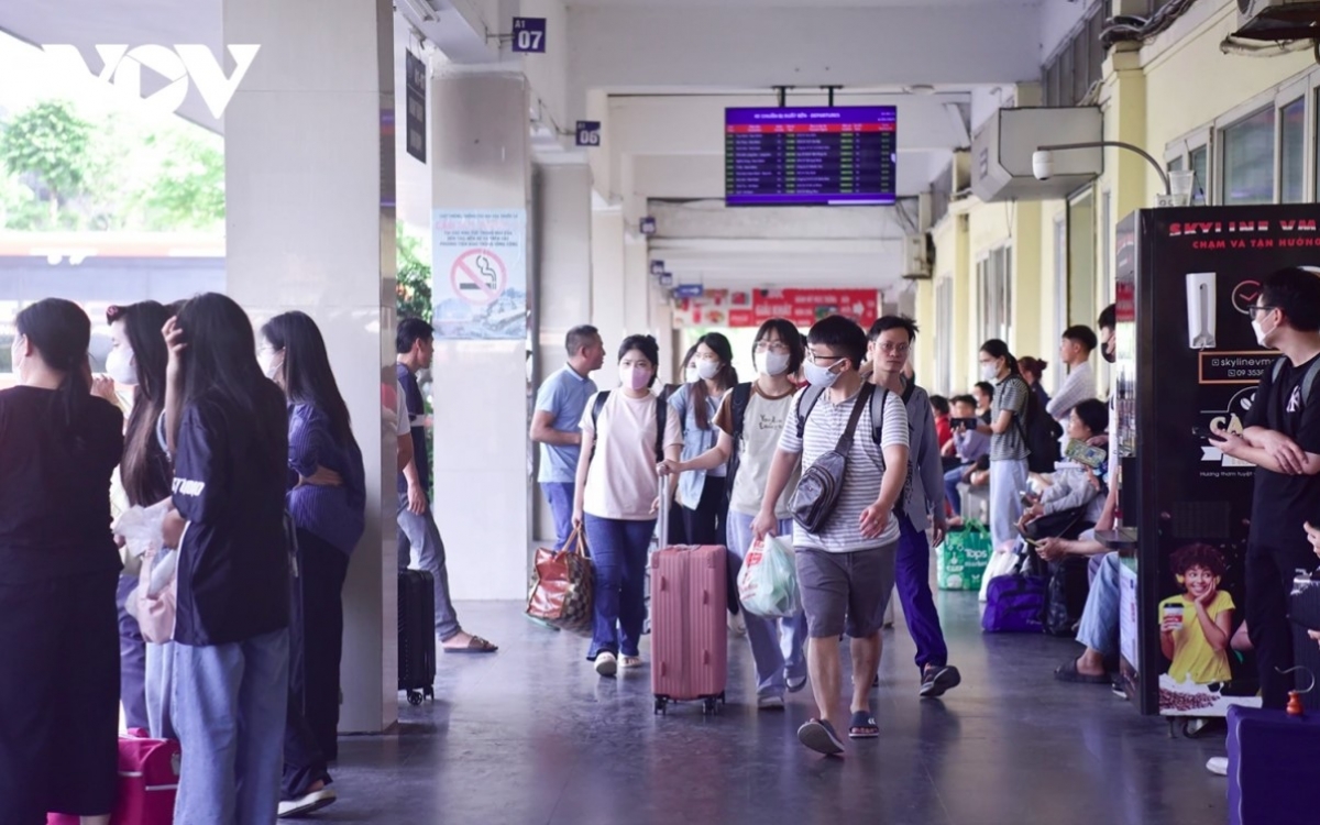 bus stations in hanoi busy as thousands return home for five-day holiday picture 12