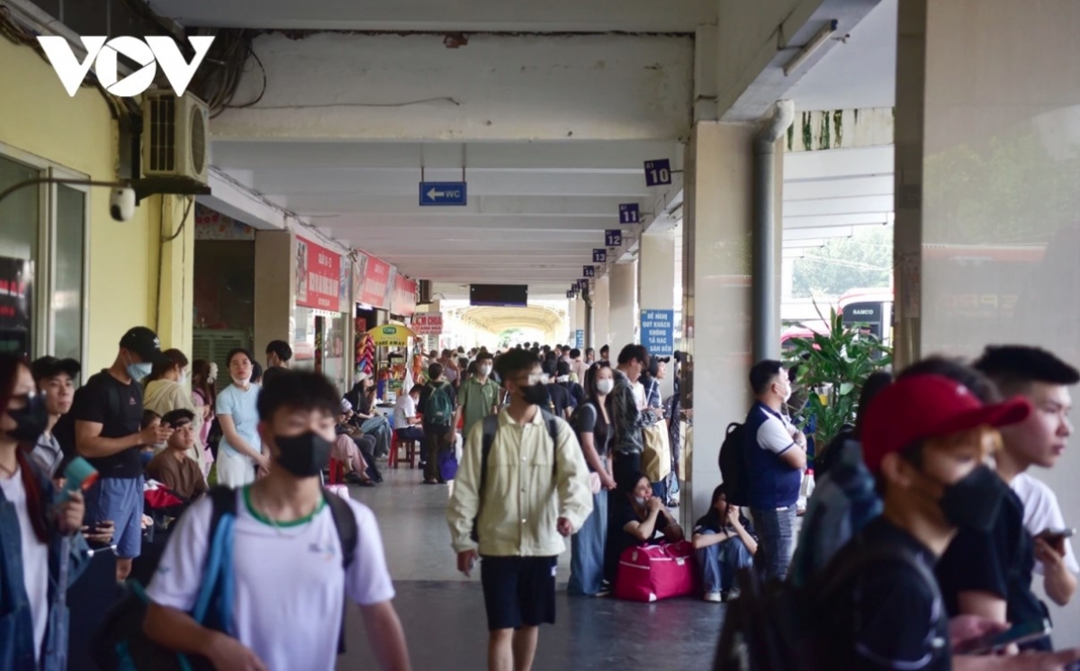 bus stations in hanoi busy as thousands return home for five-day holiday picture 2 bus stations in hanoi busy as thousands return home for five-day holiday picture 2