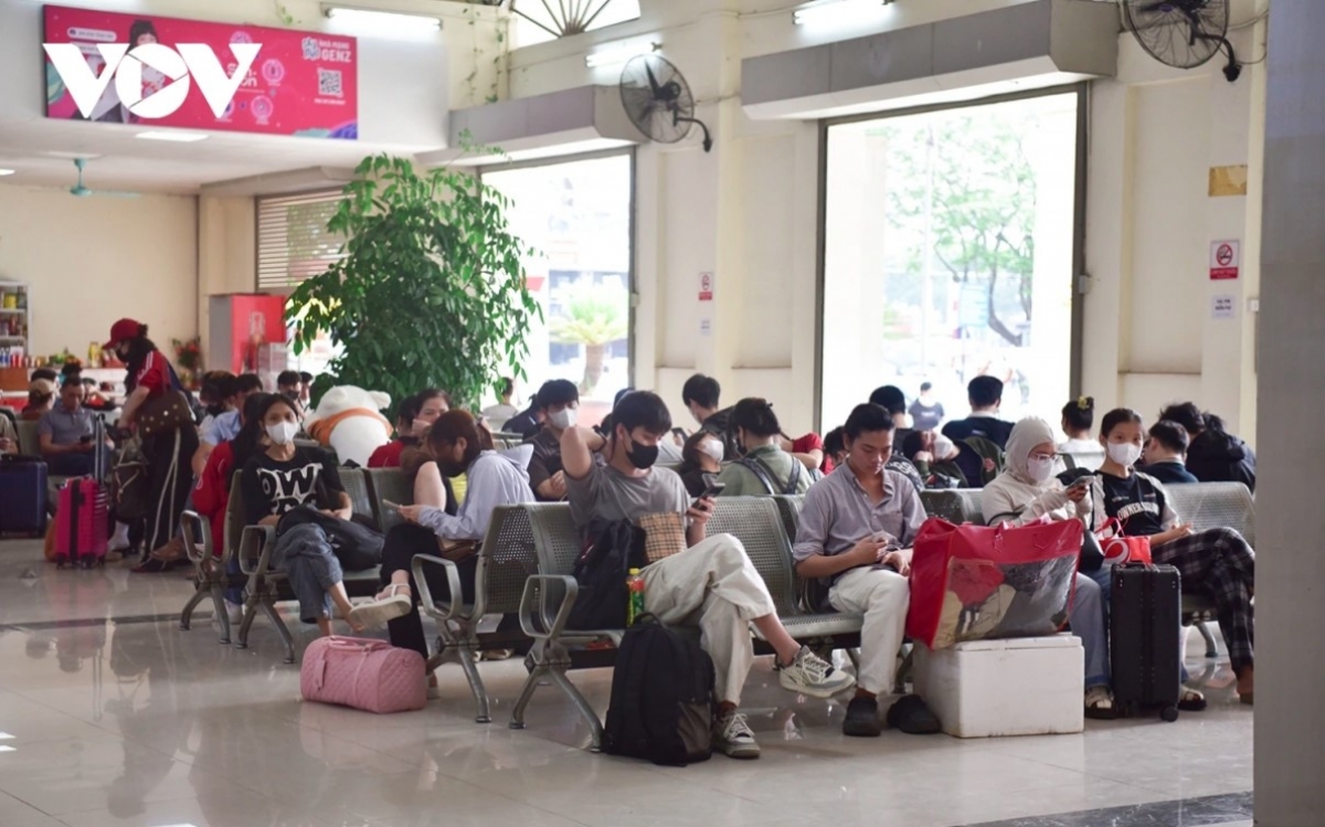 bus stations in hanoi busy as thousands return home for five-day holiday picture 3