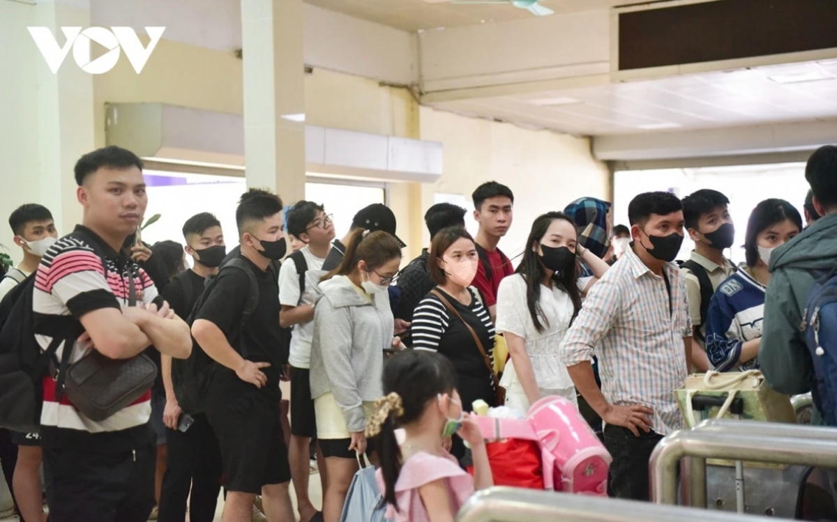 bus stations in hanoi busy as thousands return home for five-day holiday picture 4 bus stations in hanoi busy as thousands return home for five-day holiday picture 4