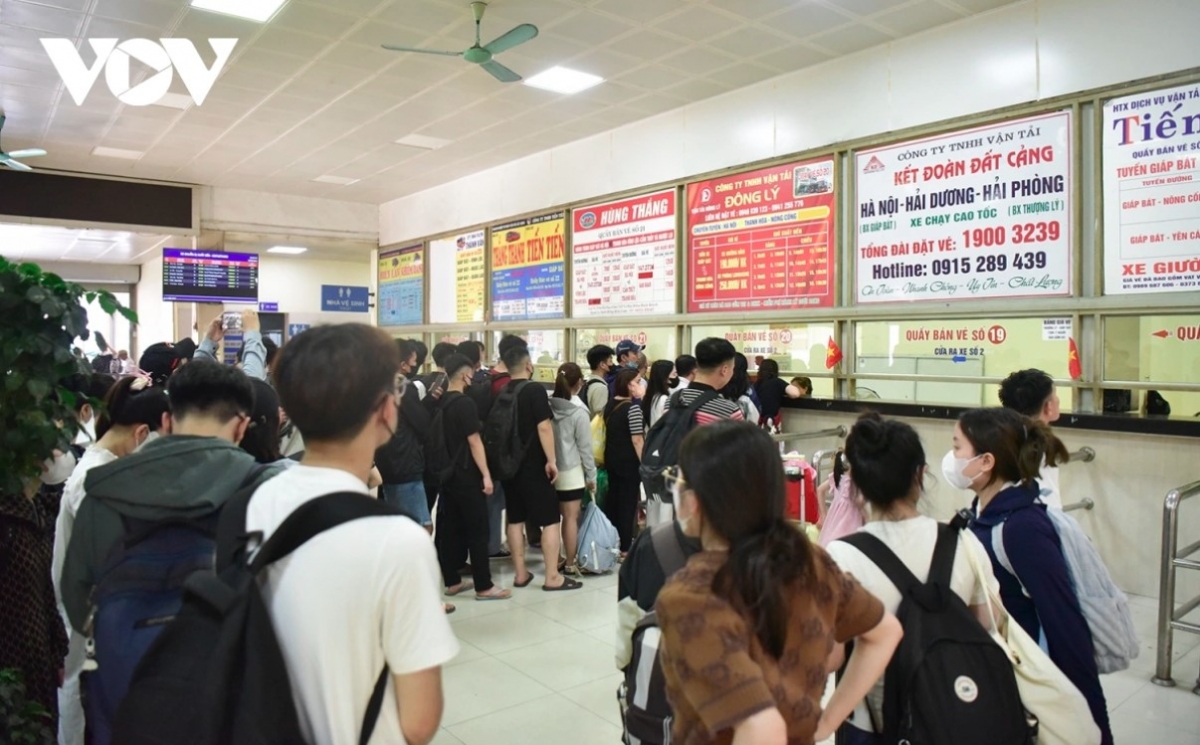 bus stations in hanoi busy as thousands return home for five-day holiday picture 5