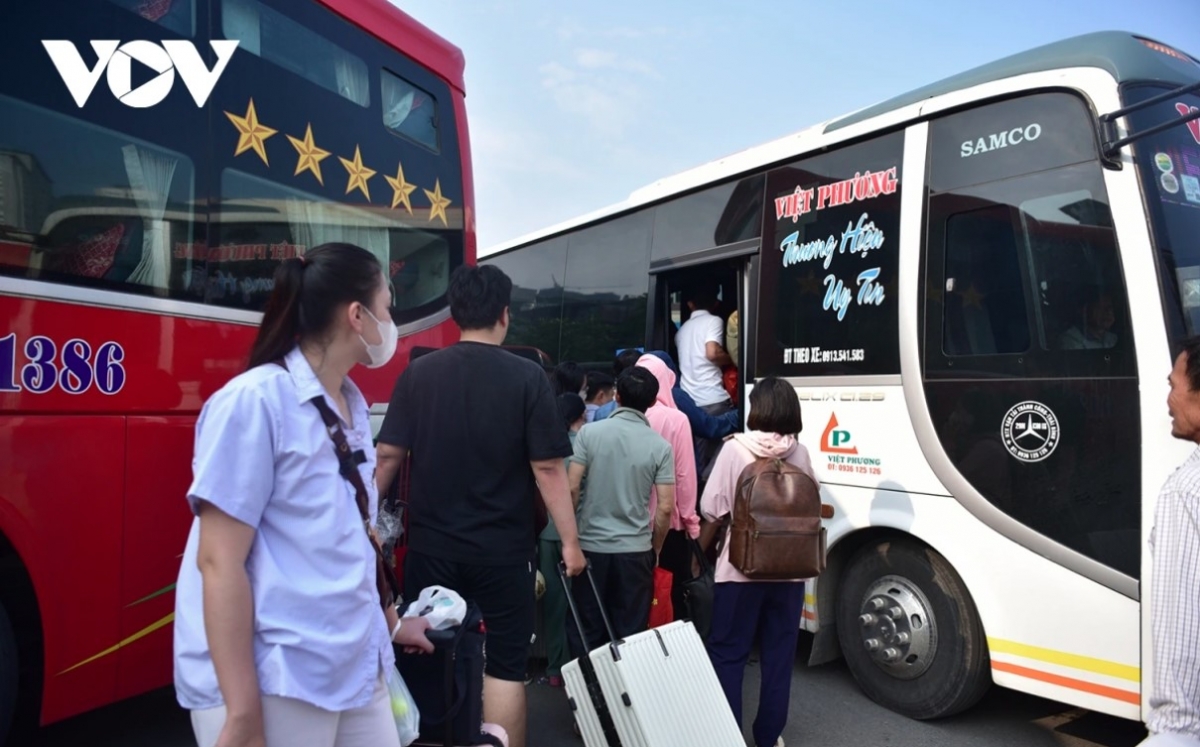 bus stations in hanoi busy as thousands return home for five-day holiday picture 6 bus stations in hanoi busy as thousands return home for five-day holiday picture 6