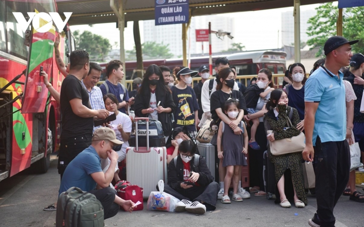 bus stations in hanoi busy as thousands return home for five-day holiday picture 7