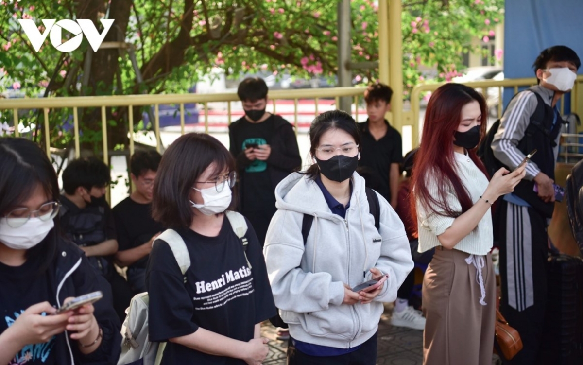 bus stations in hanoi busy as thousands return home for five-day holiday picture 8 bus stations in hanoi busy as thousands return home for five-day holiday picture 8