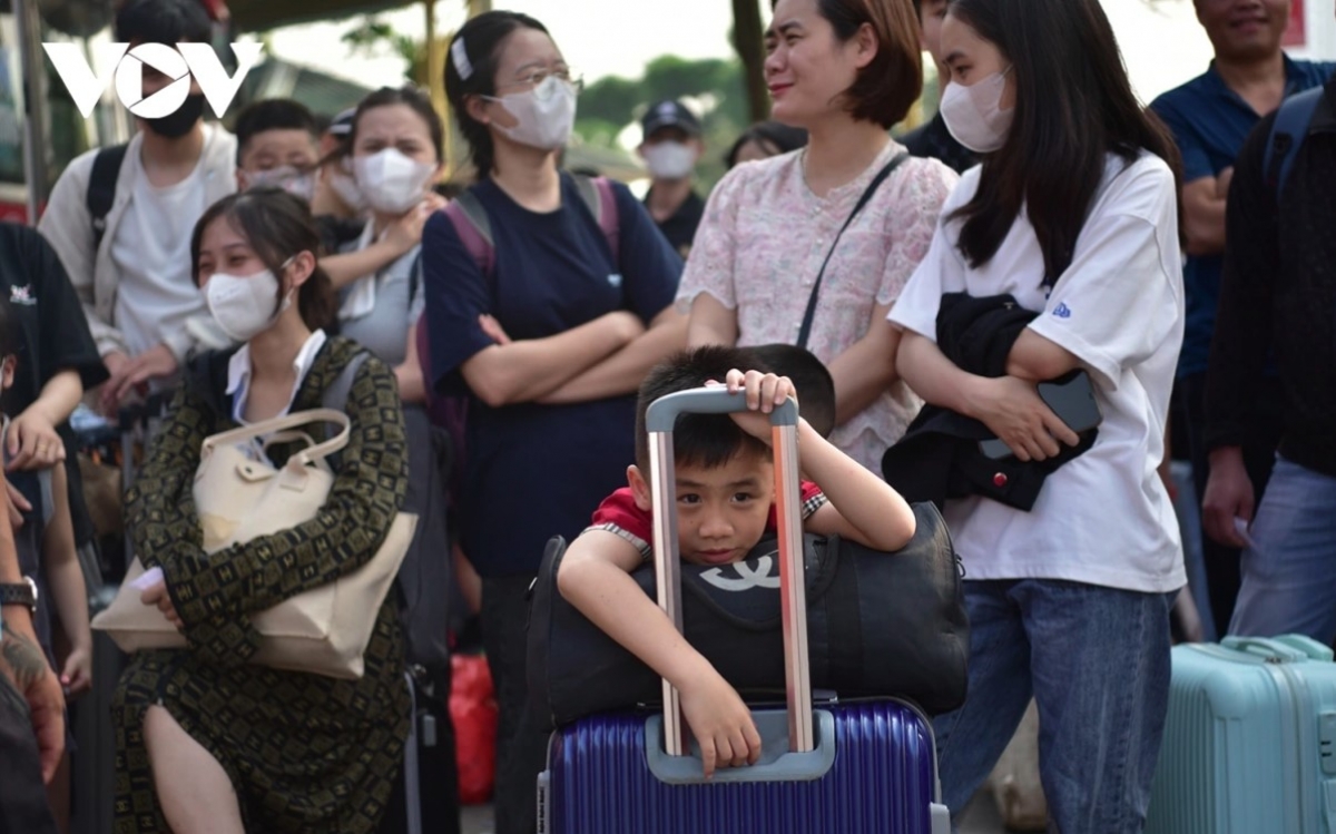 bus stations in hanoi busy as thousands return home for five-day holiday picture 9