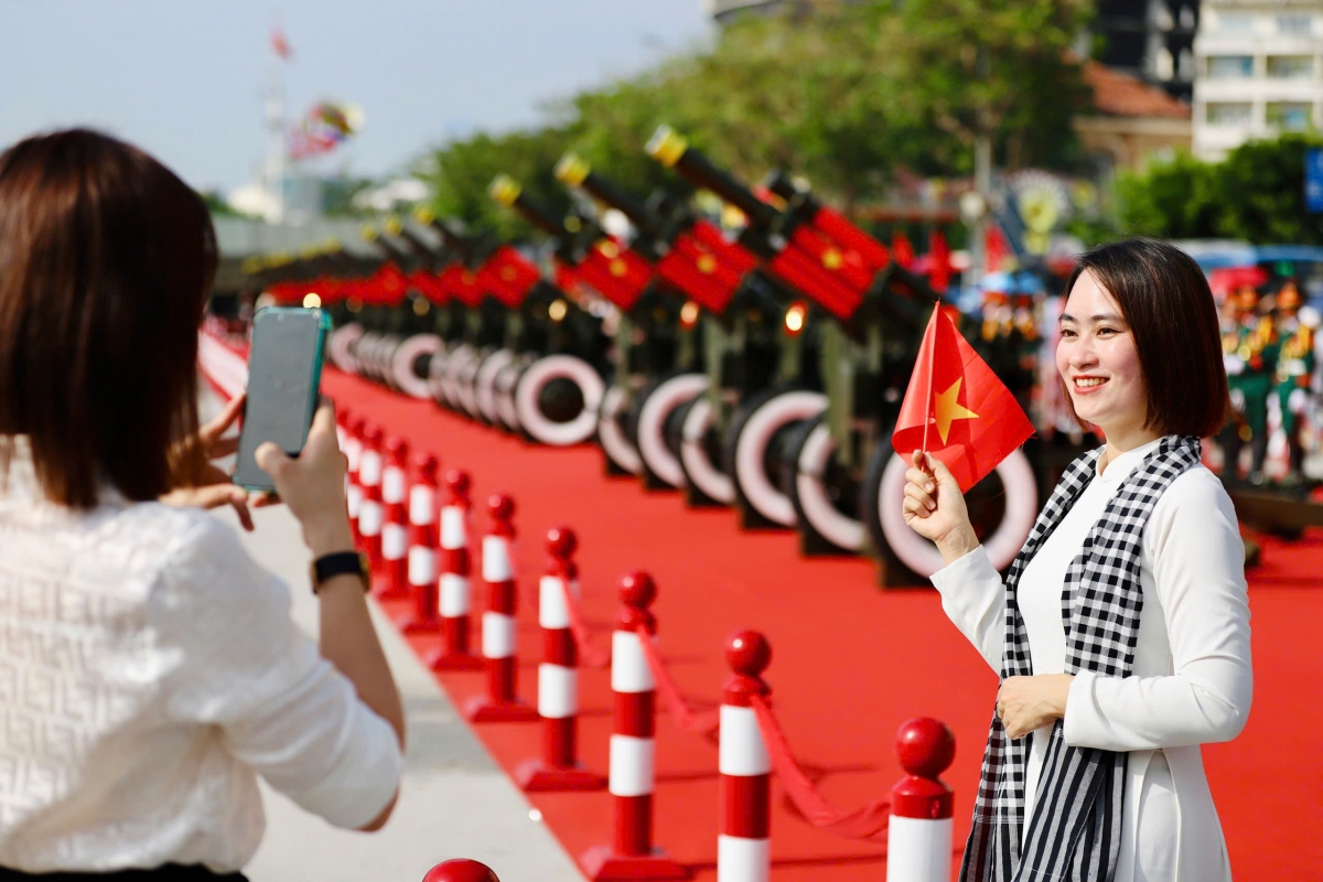 TP.HCM rực rỡ cờ hoa chào mừng đại lễ 30/4