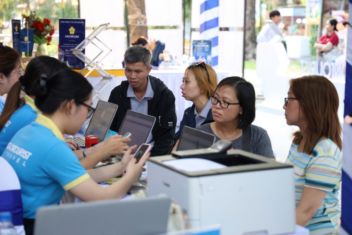Trời nắng nóng không cản được người dân săn tour giá hời