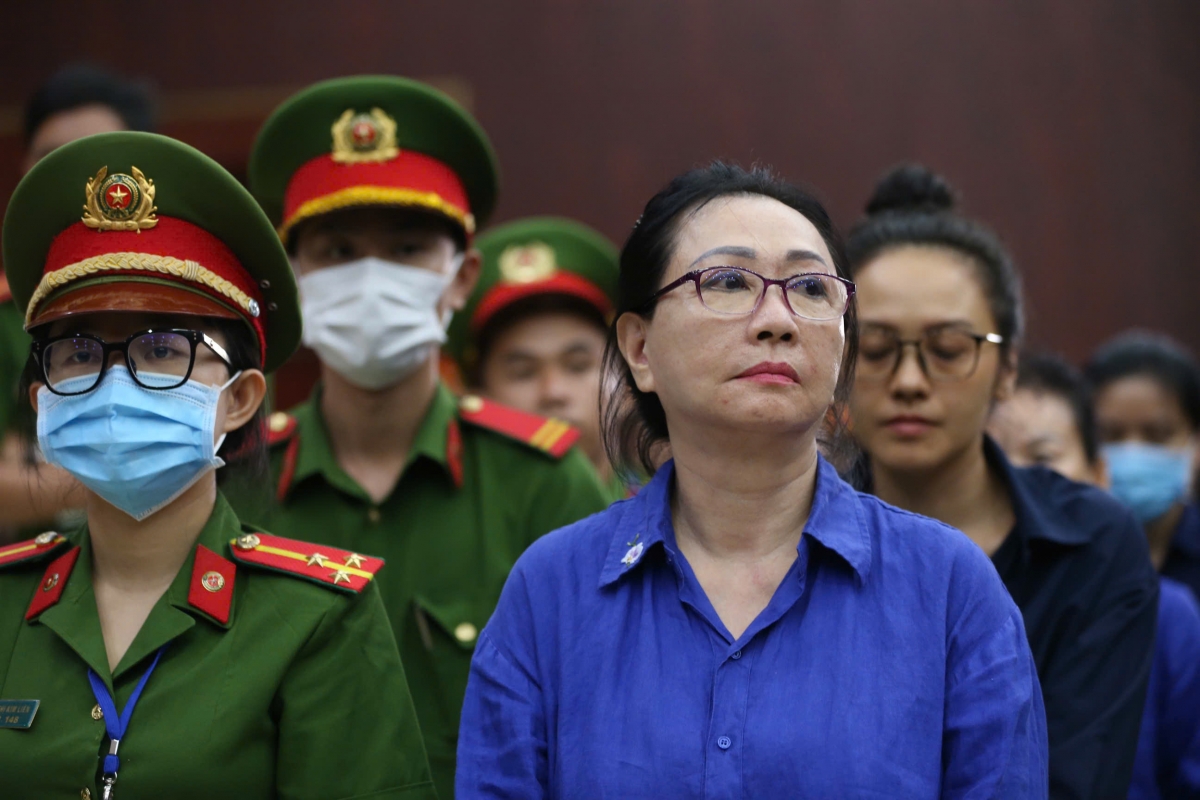 Phiên tòa xét xử bà Trương Mỹ Lan tạm dừng để làm rõ số tiền "khủng"