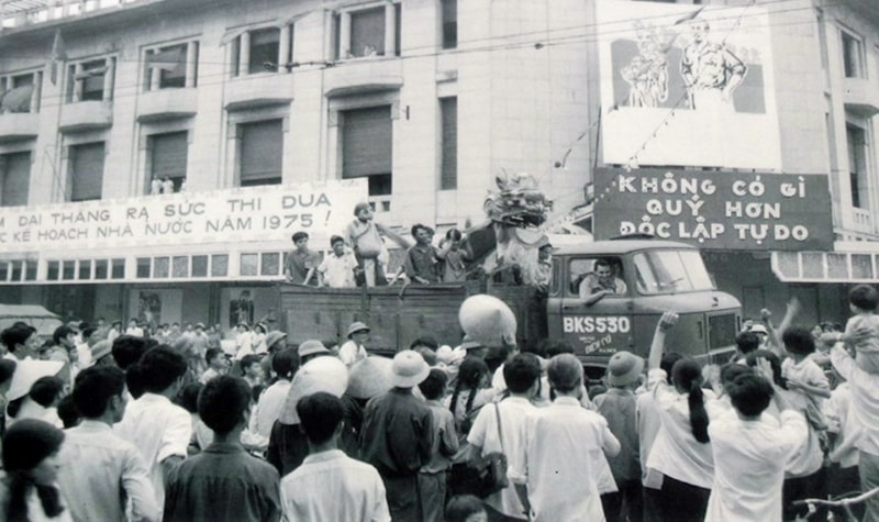bang tu lieu cua vov ghi nhanh khong khi ha noi mung chien thang ngay 30 4 1975 hinh anh 1