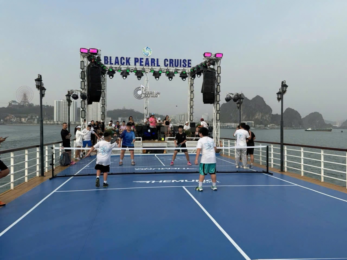 làm rõ việc du khách chơi pickleball, nhảy từ boong tàu xuống vịnh hạ long hình ảnh 1 lam ro viec du khach choi pickleball, nhay tu boong tau xuong vinh ha long hinh anh 1