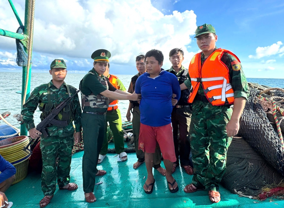 biên phòng và công an phối hợp bắt giữ nghi phạm giết người trên tàu cá hình ảnh 2 bien phong va cong an phoi hop bat giu nghi pham giet nguoi tren tau ca hinh anh 2