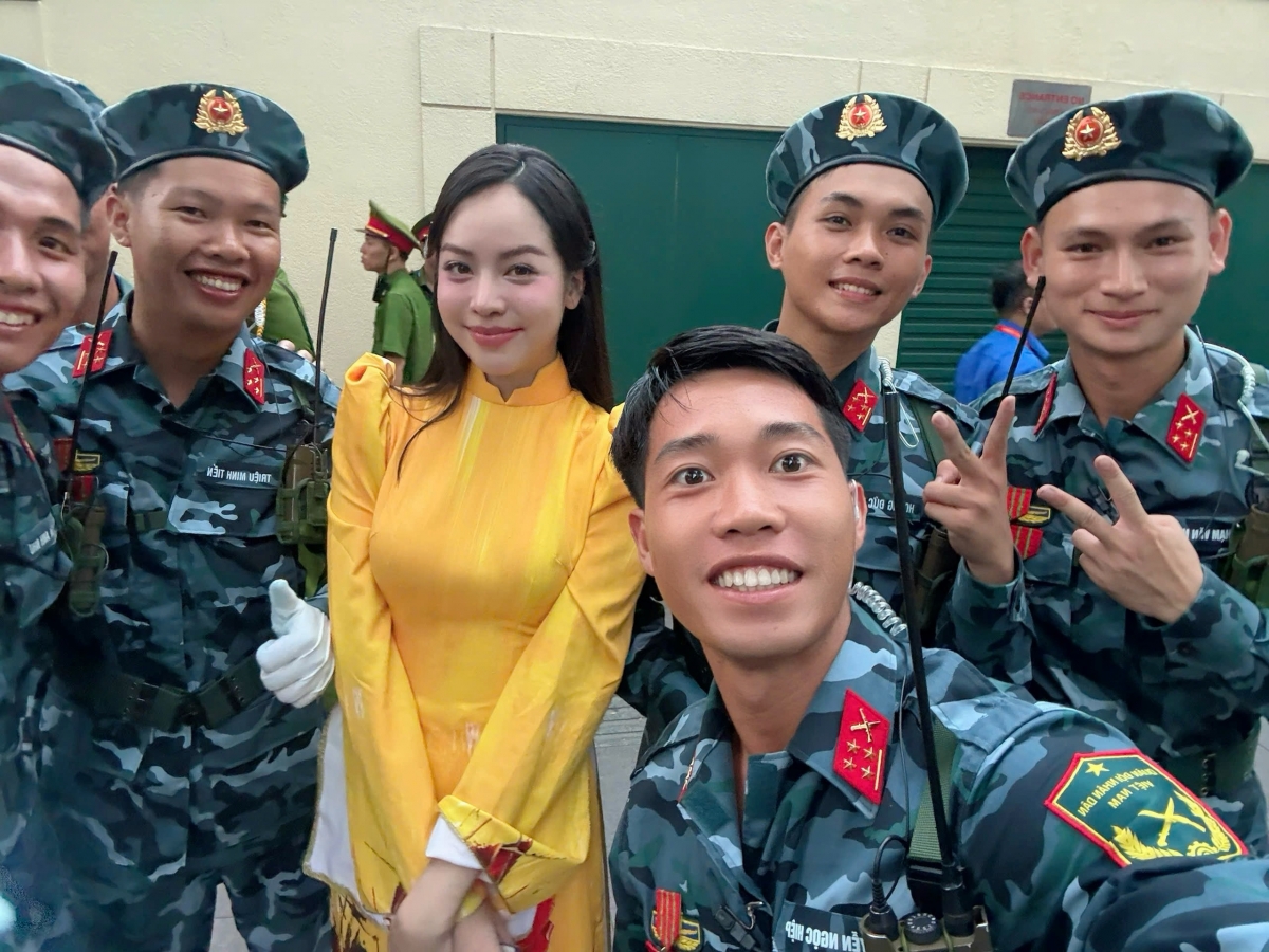 dàn hoa hậu diện áo dài rạng ngời tham gia tổng duyệt diễu binh, diễu hành hình ảnh 5 dan hoa hau dien ao dai rang ngoi tham gia tong duyet dieu binh, dieu hanh hinh anh 5