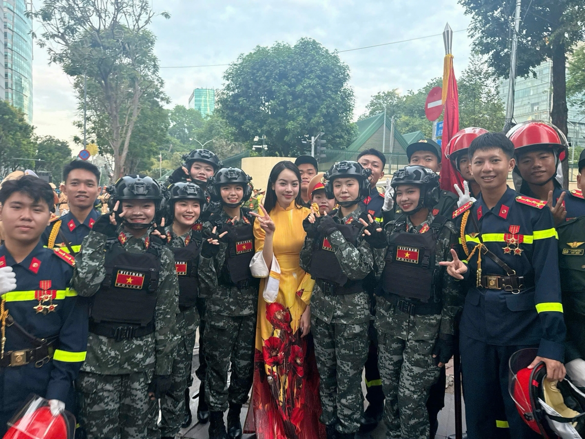 dàn hoa hậu diện áo dài rạng ngời tham gia tổng duyệt diễu binh, diễu hành hình ảnh 4 dan hoa hau dien ao dai rang ngoi tham gia tong duyet dieu binh, dieu hanh hinh anh 4
