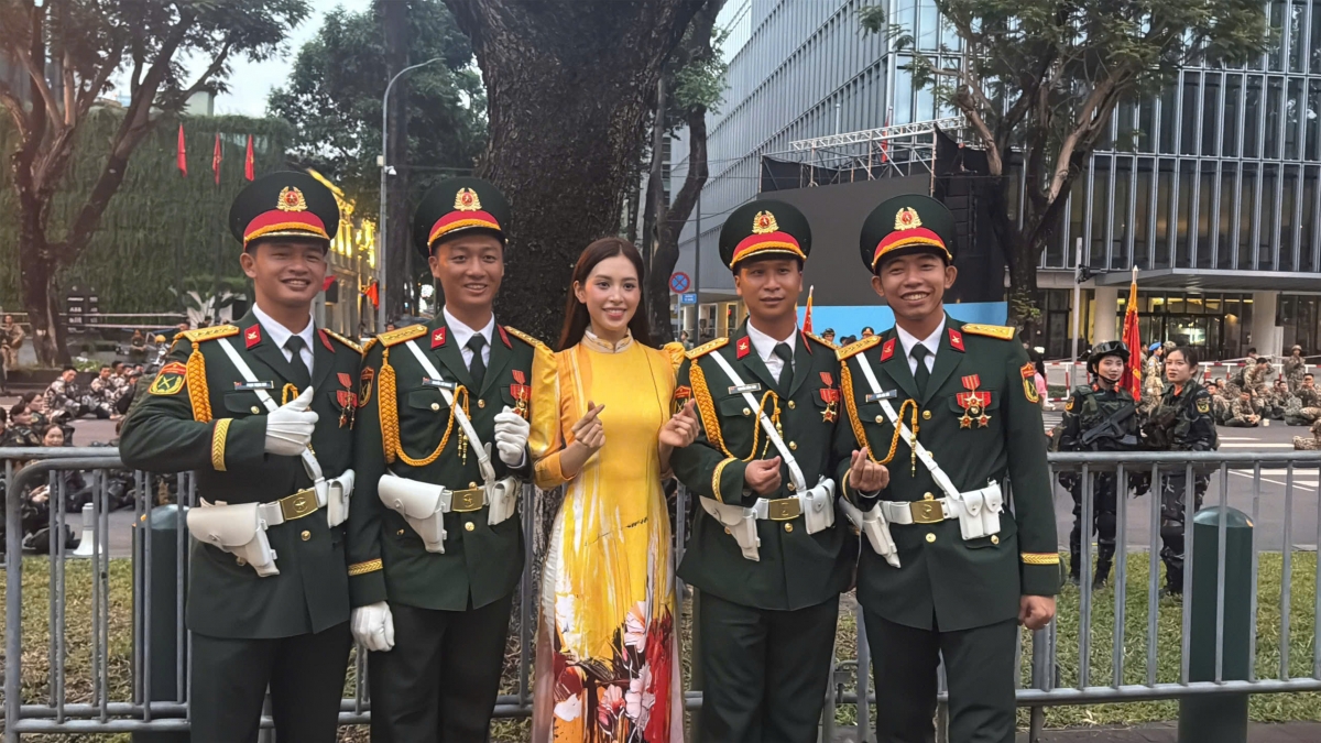 dàn hoa hậu diện áo dài rạng ngời tham gia tổng duyệt diễu binh, diễu hành hình ảnh 6 dan hoa hau dien ao dai rang ngoi tham gia tong duyet dieu binh, dieu hanh hinh anh 6