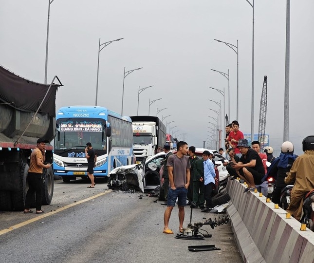 Ô tô 5 chỗ vượt ẩu, gây tai nạn liên hoàn trên cầu gianh, quốc lộ 1a tắc nhiều giờ hình ảnh 1 O to 5 cho vuot au, gay tai nan lien hoan tren cau gianh, quoc lo 1a tac nhieu gio hinh anh 1