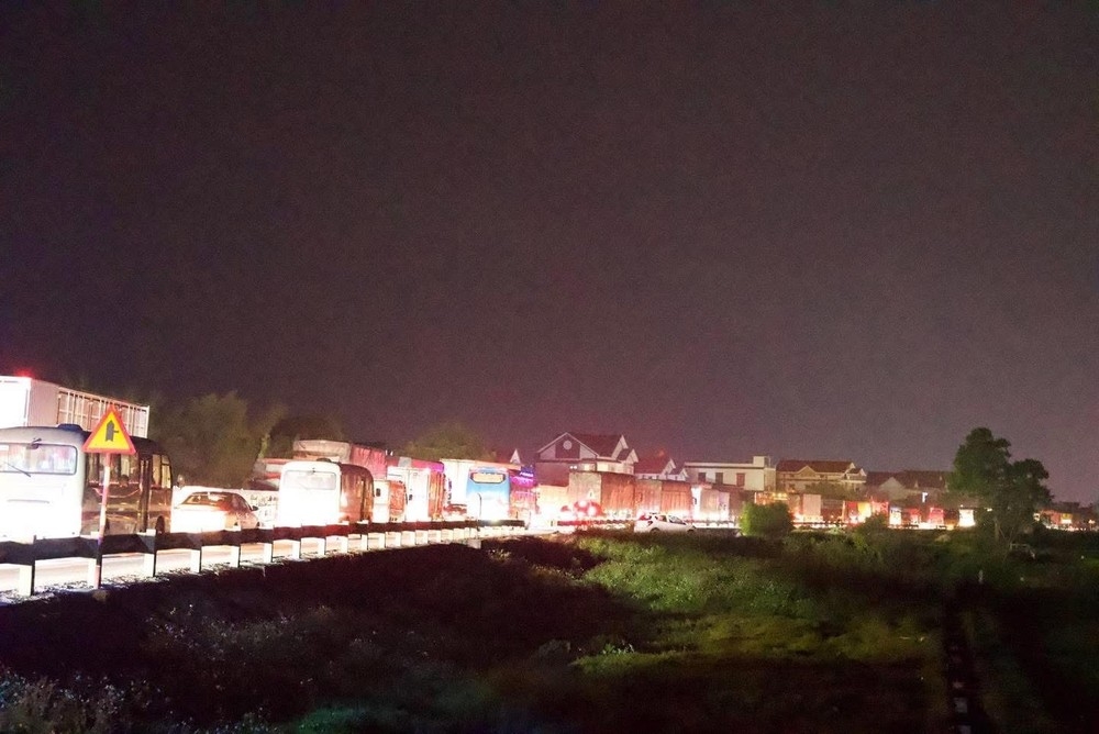 Ô tô 5 chỗ vượt ẩu, gây tai nạn liên hoàn trên cầu Gianh, Quốc lộ 1A tắc nhiều giờ