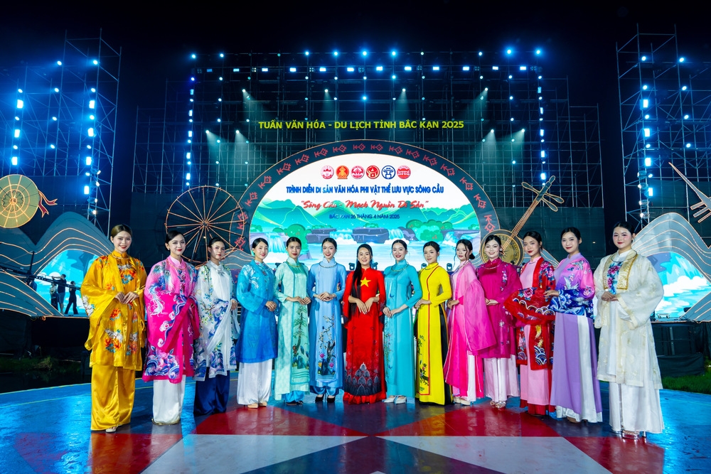 bộ sưu tập áo dài đặc biệt của ntk vũ thảo giang tôn vinh vẻ đẹp sông cầu hình ảnh 7 bo suu tap ao dai dac biet cua ntk vu thao giang ton vinh ve dep song cau hinh anh 7
