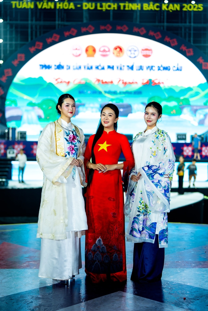 bộ sưu tập áo dài đặc biệt của ntk vũ thảo giang tôn vinh vẻ đẹp sông cầu hình ảnh 9 bo suu tap ao dai dac biet cua ntk vu thao giang ton vinh ve dep song cau hinh anh 9