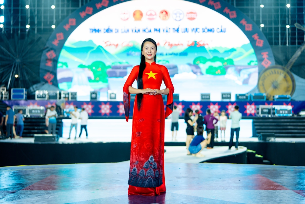 bộ sưu tập áo dài đặc biệt của ntk vũ thảo giang tôn vinh vẻ đẹp sông cầu hình ảnh 8 bo suu tap ao dai dac biet cua ntk vu thao giang ton vinh ve dep song cau hinh anh 8