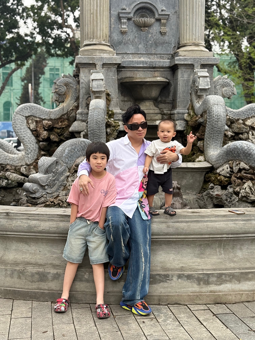 tùng dương hạnh phúc kể về tổ ấm có thêm cậu con trai nuôi nhỏ tuổi hình ảnh 1 tung duong hanh phuc ke ve to am co them cau con trai nuoi nho tuoi hinh anh 1