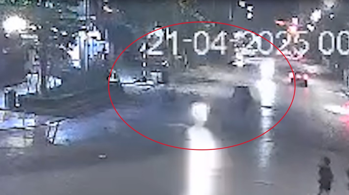 Video khoảnh khắc xe máy tông tử vong nữ công nhân môi trường ở Hà Nội