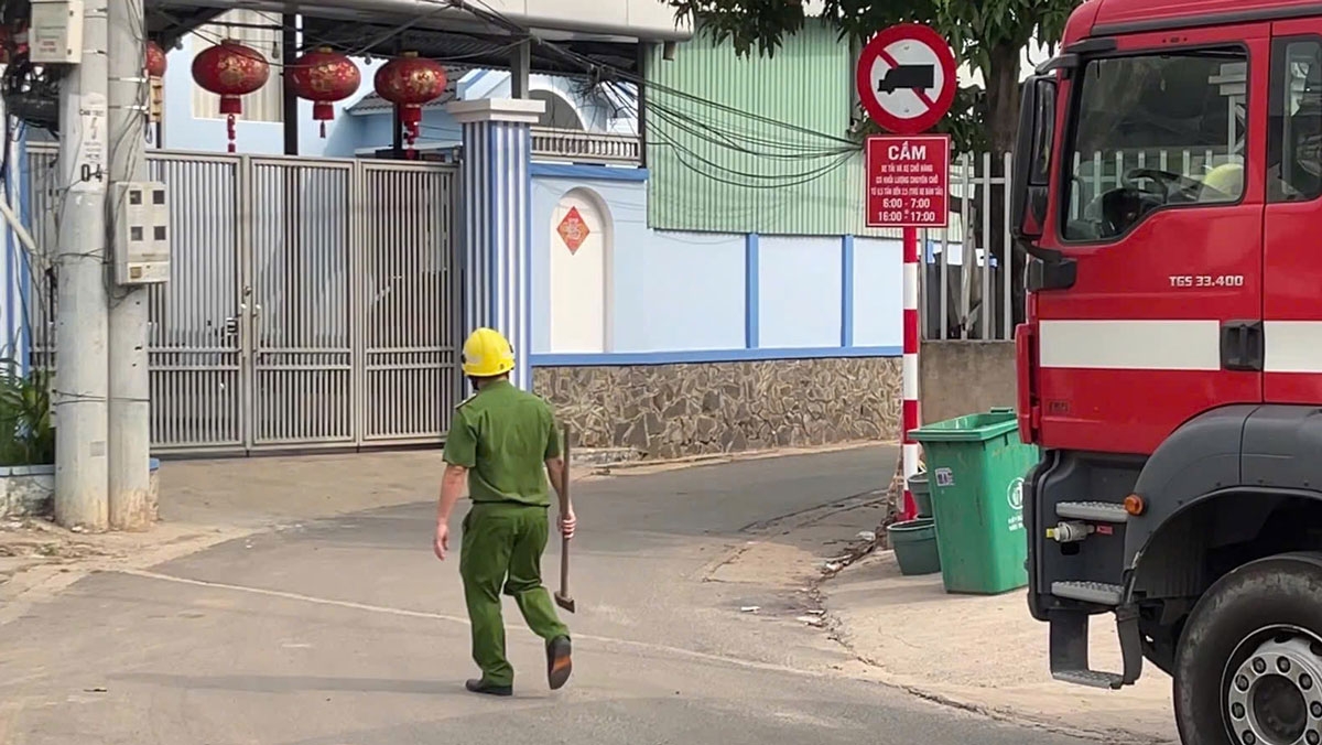 giai cuu doi nam nu o binh duong bi nguoi dan ong cam sung khong che hinh anh 1