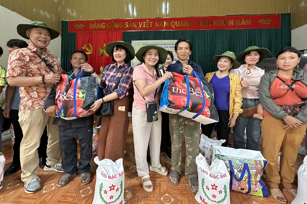 Món quà nghĩa tình từ thủ đô đến với hộ nghèo và học sinh vùng khó Lai Châu