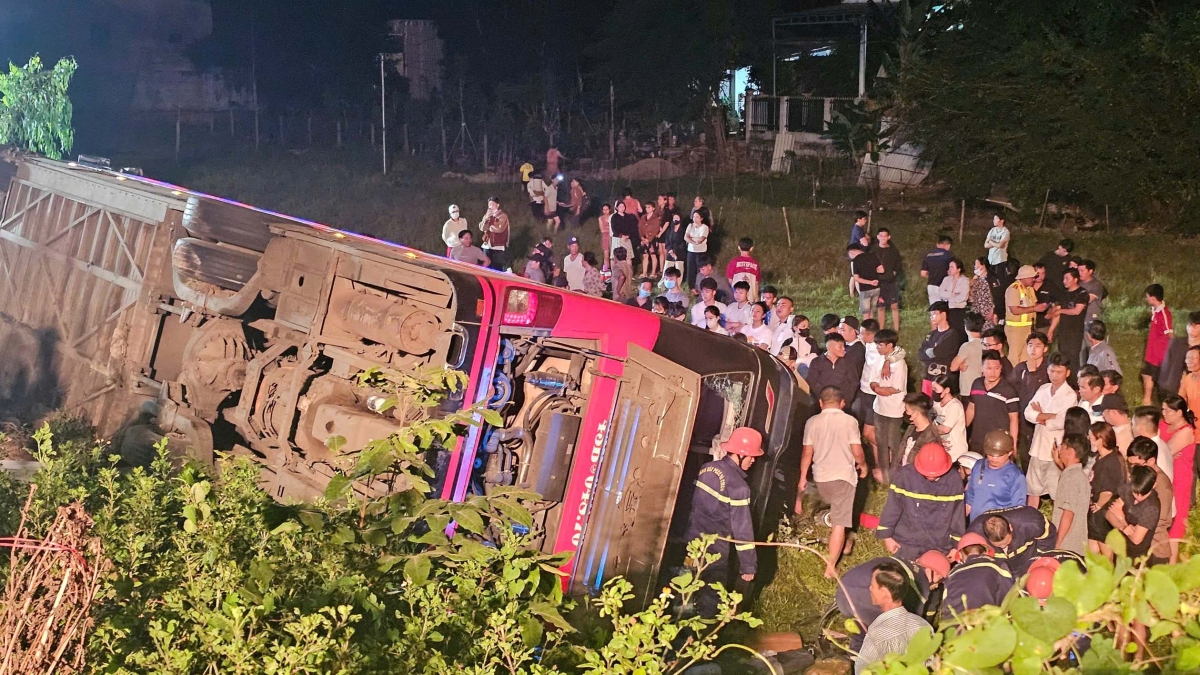 xe khách lao xuống taluy âm rồi lật nghiêng, 1 người tử vong hình ảnh 2 xe khach lao xuong taluy am roi lat nghieng, 1 nguoi tu vong hinh anh 2